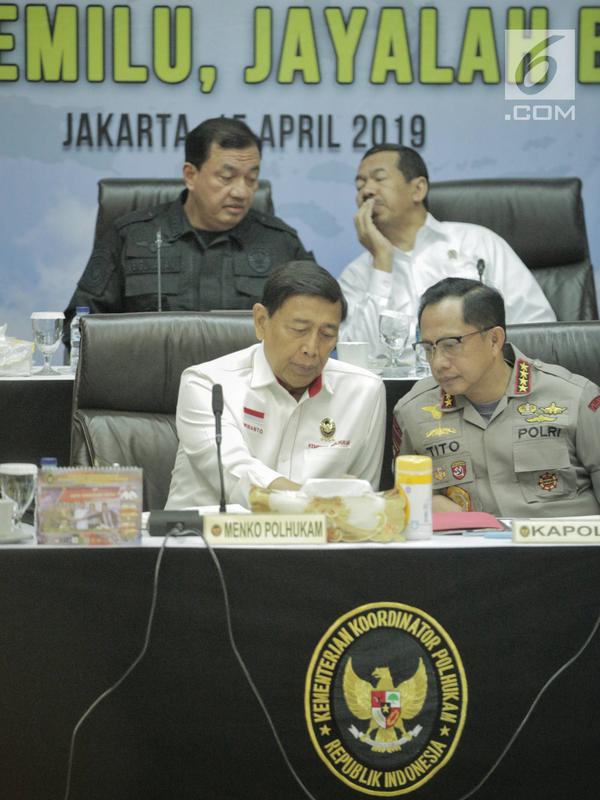 Menko Polhukam, Wiranto berbincang dengan Kapolri Jenderal Tito Karnavian disela rapat koordinasi di Kantor Kemenko Polhukam, Jakarta, Senin (15/4). Rapat membahas mengenai kesiapan akhir pengamanan tahapan pemungutan dan perhitungan suara pemilu serentak 2019. (Liputan6.com/Faizal Fanani)
