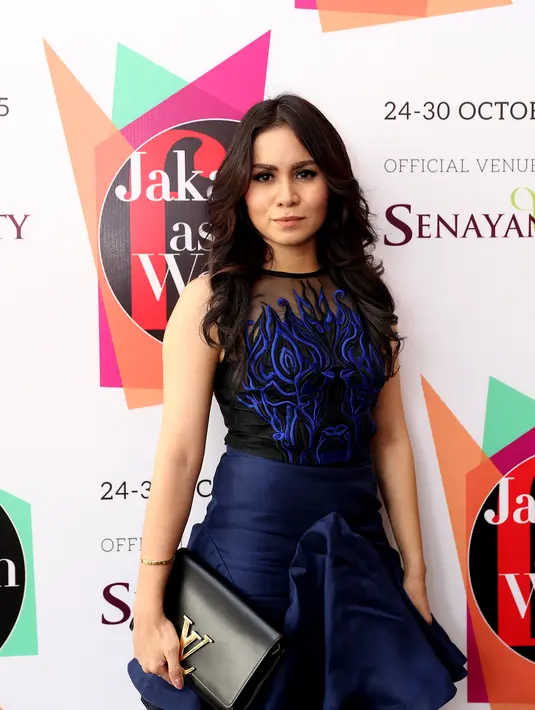 Dalam urusan make up, Momo Geisha memang tidak ingin yang berlebihan. Terbukti ketika datang ke ajang fashion bergengsi Momo pun tampil cantik dengan make up yang tidak ‘medok’ atau berlebihan. (Andy Masela/Bintang.com)