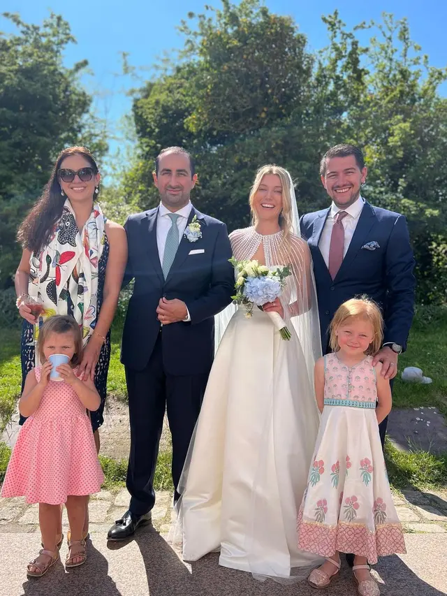 6 Gaya Menggemaskan Kedua Putri Marissa Nasution yang Punya Warna Mata Biru, Cantik dalam Balutan Kebaya hingga Dress