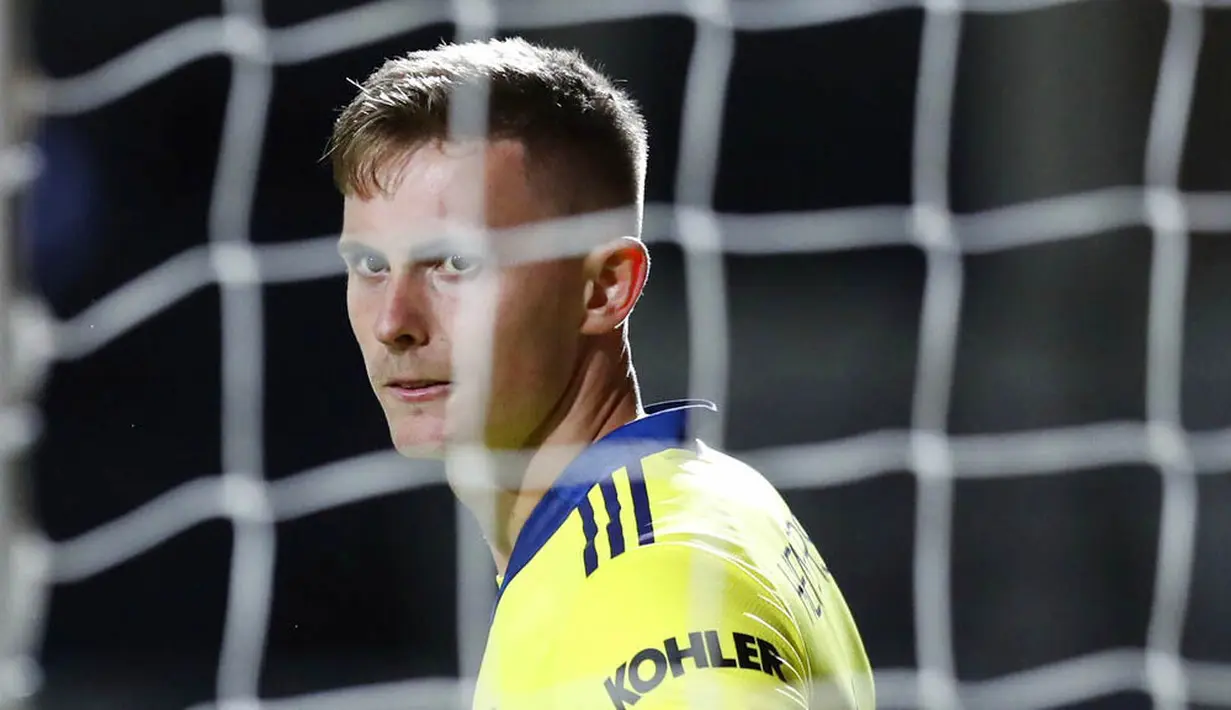 Kiper Manchester United, Dean Henderson, saat melawan Luton Town pada Piala Liga Inggris di Stadion Kenilworth Road, Rabu (23/9/2020). Setan Merah menang dengan skor 3-0. (Cath Ivill/Pool via AP)