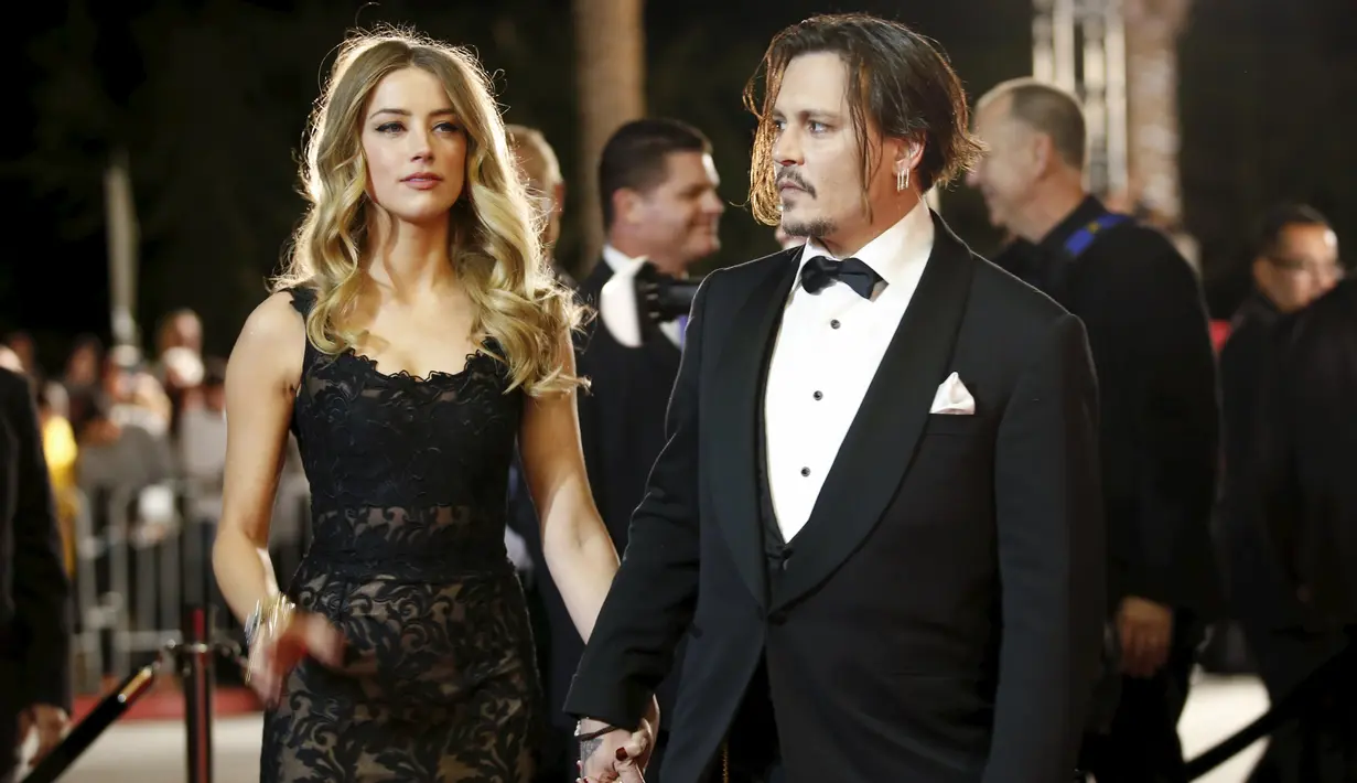 Aktor Johnny Depp menggandeng istrinya aktris Amber Heard saat menghadiri Gala Annual Palm Springs International Film Festival Awards ke-27 di California, (2/1). Johnny Depp memenangkan penghargaan Desert Palm Achievement. (REUTERS/Danny Moloshok)
