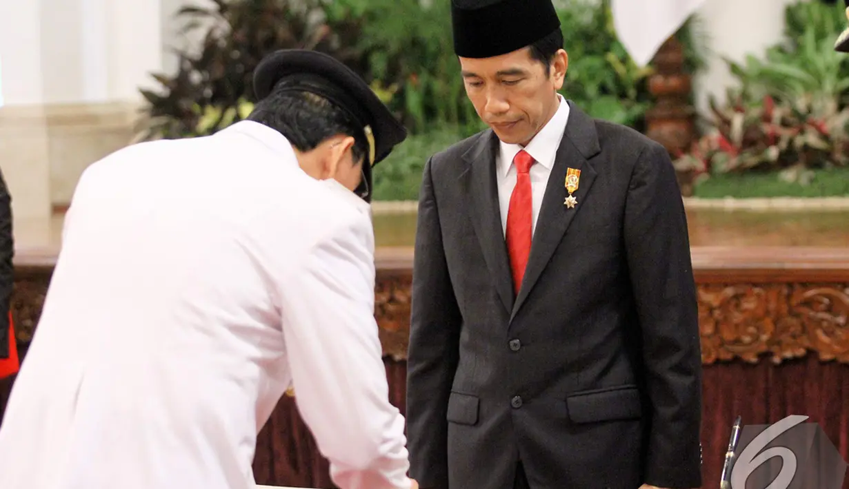 Basuki Tjahaja Purnama menandatangani surat pelantikan dirinya menjadi Gubernur DKI Jakarta di Istana Negara, Rabu (19/11/2014). (Liputan6.com/Faizal Fanani)
