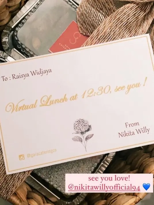 Ini merupakan hampers yang dikirimkan Nikita Willy untuk teman-temannya. Tidak lupa di hampers tersebut, Niki menyelipkan undangan untuk datang ke perayaan ulang tahunnya. (Foto: Instagram.com/nikitawillyofficial94)