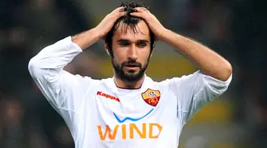 Reaksi striker AS Roma, Mirko Vucinic seusai kegagalannya mencetak gol di laga Serie A melawan Inter Milan di San Siro Stadium, 1 Maret 2009. AFP PHOTO / GIUSEPPE CACACE 