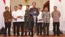 Presiden Joko Widodo atau Jokowi (tengah) menyampaikan keterangan terkait kerusuhan pascapengumuman hasil Pemilu 2019 di Istana Merdeka, Jakarta, Rabu (22/5/2019). Jokowi menyebut tidak akan memberi ruang untuk perusuh yang akan merusak NKRI. (Liputan6.com/HO/Ran)
