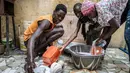 Anak-anak Bara Tambedou mencuci piring sebelum berbuka puasa pada bulan suci Ramadan, di Dakar, Senegal, 25 April 2020. Tahun ini, banyak keluarga menjalankan Ramadan di rumah dengan larangan pertemuan publik dan penerapan jam malam untuk menekan penyebaran Covid-19. (AP/Sylvain Cherkaoui)