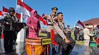 Wakapolda Riau Brigjen Kasihan Rahmadi menyiramkan air kepada calon bintara polisi yang mengikuti pendidikan di Sekolah Polisi Negara Polda Riau. (Liputan6.com/M Syukur)