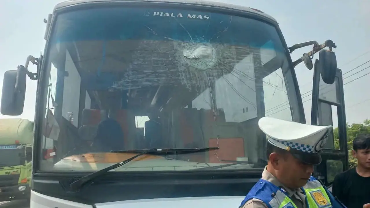 Teror Mencekam di Tol Japek! Bus Rombongan AMPB Dilempari Batu Bata, Kaca Depan Nyaris Hancur