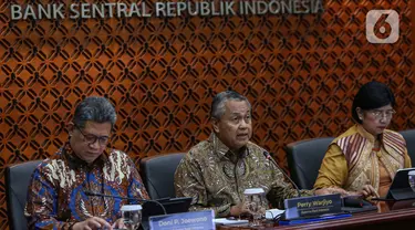 Gubernur Bank Indonesia Perry Warjiyo (tengah) saat memberikan keterangan terkait hasil Rapat Dewan Gubernur di Jakarta, Kamis (20/6/2024). (Liputan6.com/Angga Yuniar)