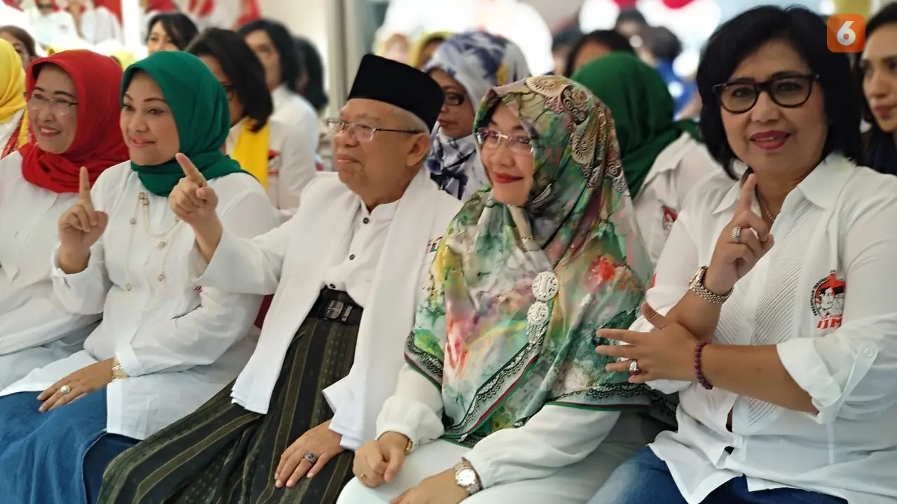 Calon Wakil Presiden nomor urut 1 Ma'ruf Amin menghadiri Deklarasi Perempuan Indonesia untuk Jokowi-Ma'ruf Amin (P-IJMA) bersama istrinya. (Liputan6.com/Putu Merta)