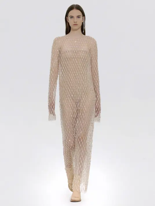Dia memilih gaun tunik tulle dengan sulaman kristal dari koleksi FENDI Couture Autumn Winter 2022. [FENDI]