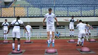 Bek Persib Bandung Nick Kuipers mengikuti sesi latiham bersama tim di Stadion Gelora Bandung Lautan Api. (Foto: MO Persib)