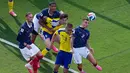 Pemain Swedia Gustaf Lagerbielke berebut bola dengan pemain Prancis Lucas Digne dari selama pertandingan sepak bola babak 32 besar Piala Dunia di East Rutherford, N.J., dekat New York, Selasa, (30/06/2028). (AP Photo/Petr David Josek)