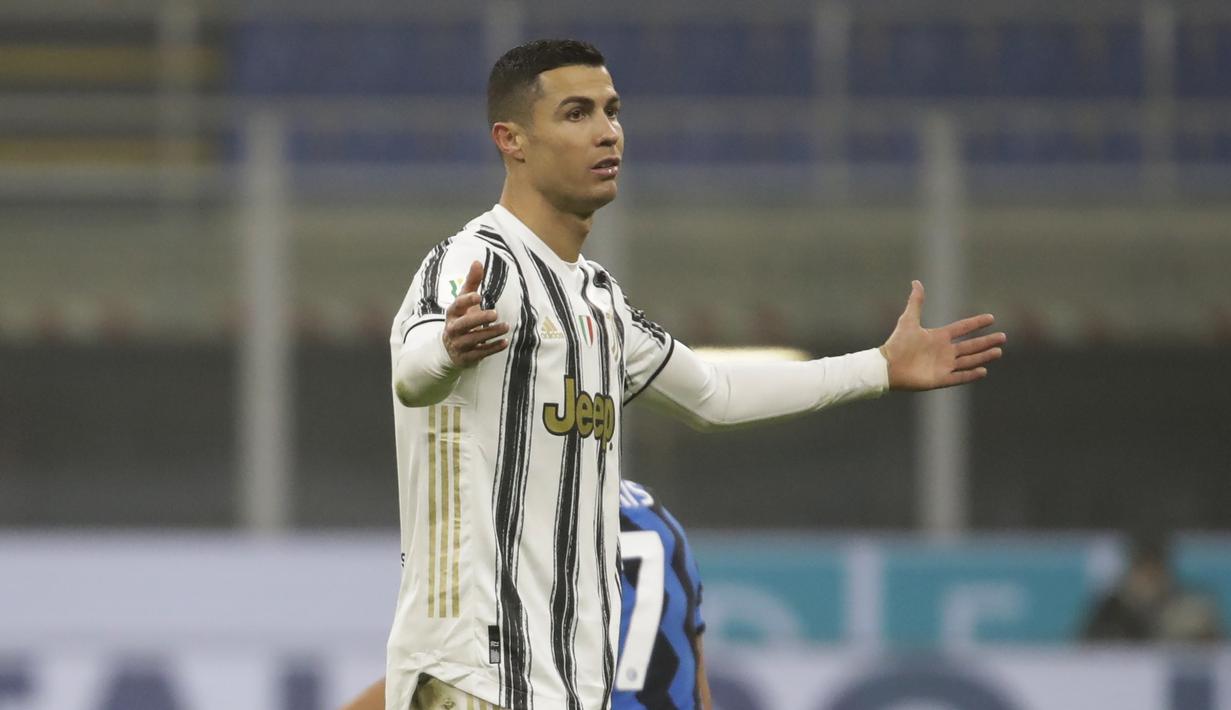 Striker Juventus, Cristiano Ronaldo tampak kecewa dengan keputusan wasit dalam laga leg pertama semifinal Coppa Italia 2020/21 melawan Inter Milan di San Siro Stadium, Milan, Selasa (2/2/2021). (AP Photo/Luca Bruno)