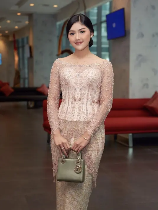 <p>Kebaya karya desainer muda Wiranti Kurnia tersebut dipadukan dengan kain songket yang indah. (@erinagudono)</p>