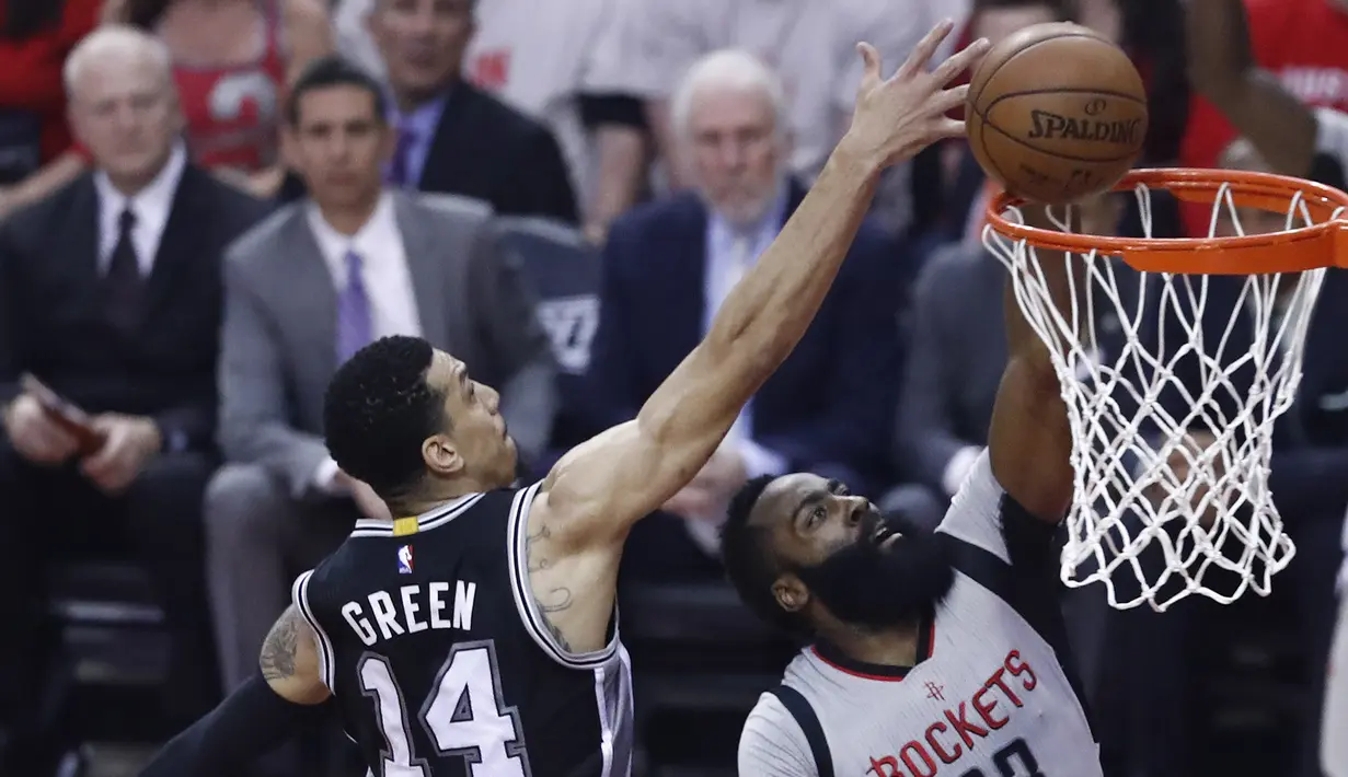 Pebasket San Antonio Spurs, Danny Green, berusaha menghalau pebasket Houston Rockets, James Harden pada Gim 4 Semifinal Wilayah Barat di Stadion AT&T Center, Minggu (7/5/2017). Houston Rockets menang 125-104. (EPA/Larry W Smith)
