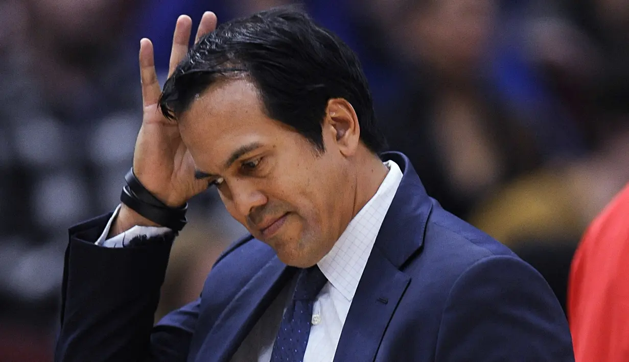 Gaya pelatih Miami Heat, Erik Spoelstra saat memimpin timnya melawan Chicago Bulls pada laga NBA basketball game di United Center, Chicago, (26/11/2017). Miami Heat menang 100-93.  (AP/Paul Beaty)