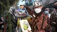 Menparekraf Sandiaga Uno menunjukkan kerajinan tangan masyarakat di Malang, Jawa Timur. (Istimewa)