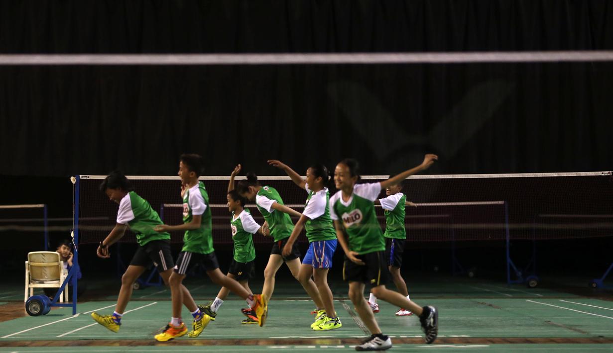 Siswa MILO School Competition 2015, mendapatkan pelatihan fisik dari juara ganda putra Olimpiade Atlanta 1996, Rexy Mainaky di Gedung Pelatnas PBSI, Cipayung, Rabu (25/11/2015). (Bola.com/Nicklas Hanoatubun)