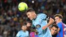 Pemain Celta Vigo, Iago Aspas menyundul bola pada laga lanjutan Liga Spanyol 2022/2023 melawan Barcelona di Stadion Camp Nou, Barcelona, 10 Mei 2022. Pemain berkebangsaan Spanyol tersebut berhasil mendulang 12 gol di liga sejauh ini. (AFP/Lluis Gene)