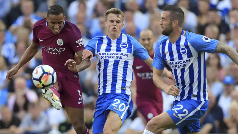 Bek Manchester City, Danilo (kiri), membuang bola saat melawan Brighton & Hove Albion pada laga Liga Inggris di Stadion American Express Community, Brighton, Sabtu (12/8/2017). 