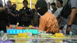 Polsek Penjaringan rilis tersangka penyelengara judi ikan di kawasan Penjagalan, Jakarta, Senin (3/8/2015). Petugas mengamankan tersangka dengan barang bukti berupa dua set permainan judi (Liputan6.com/Faizal Fanani)