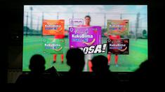 Acara MALAMNYA BOLA 2024 yang menyajikan nonton bersama laga Timnas Indonesia menghadapi Filipina yang juga menyuguhkan hiburan musik dan aneka gim seru di area Jakarta International Velodrome, Rawamangun, Selasa (11/6/2024) dihadiri oleh ribuan suporter Timnas Garuda. Kehadiran para suporter dalam acara yang disponsori salah satunya oleh minuman berenergi Kuku Bima mampu memerahkan venue acara. Meski sempat diguyur hujan, antusiasme suporter terbayar dengan kemenangan Timnas Indonesia 2-0 yang membawa skuad Shin Tae-yong melaju ke putaran ketiga kualifikasi Piala Dunia 2026. (Bola.com/Bagaskara Lazuardi)