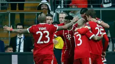 Pemain Bayern Munchen merayakan gol ketiga untuk tim mereka saat melawan Besiktas pada pertandingan Liga Champions leg kedua di stadion Vodafone Arena di Istanbul (14/3). (AP Photo / Lefteris Pitarakis)