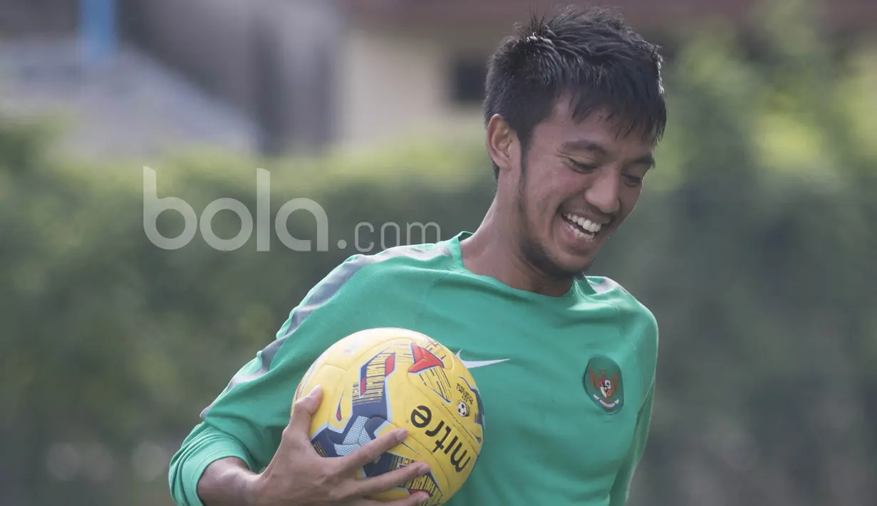 Bayu Pradana menikmati sesi latihan ringan bersama rekan-rekannya. (Bola.com/Vitalis Yogi Trisna)