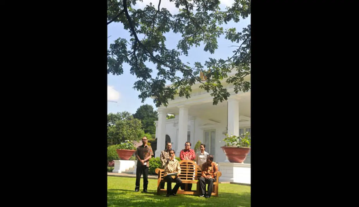 Presiden Jokowi (ketiga kiri) saat memberikan keterangan pers terkait penurunan harga BBM bersubsidi di kompleks Istana Kepresidenan, Jakarta, Jumat (16/1/2015). (ANTARA FOTO/Andika Wahyu)