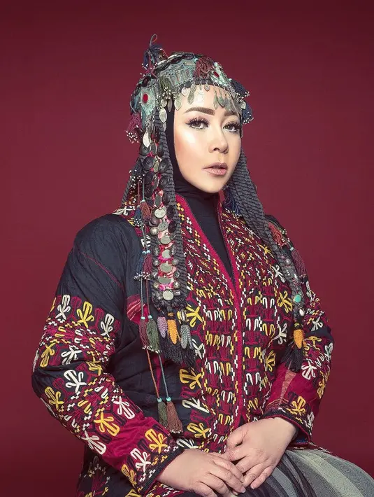 Tampilan etnik Melly dari busana dan headpiecenya membuat penampilannya makin unik dan nyentrik. Dengan hijabnya, Melly tetap bisa membuat penampilannya menjadi modis dan kekinian. (Instagram/melly_goeslaw)