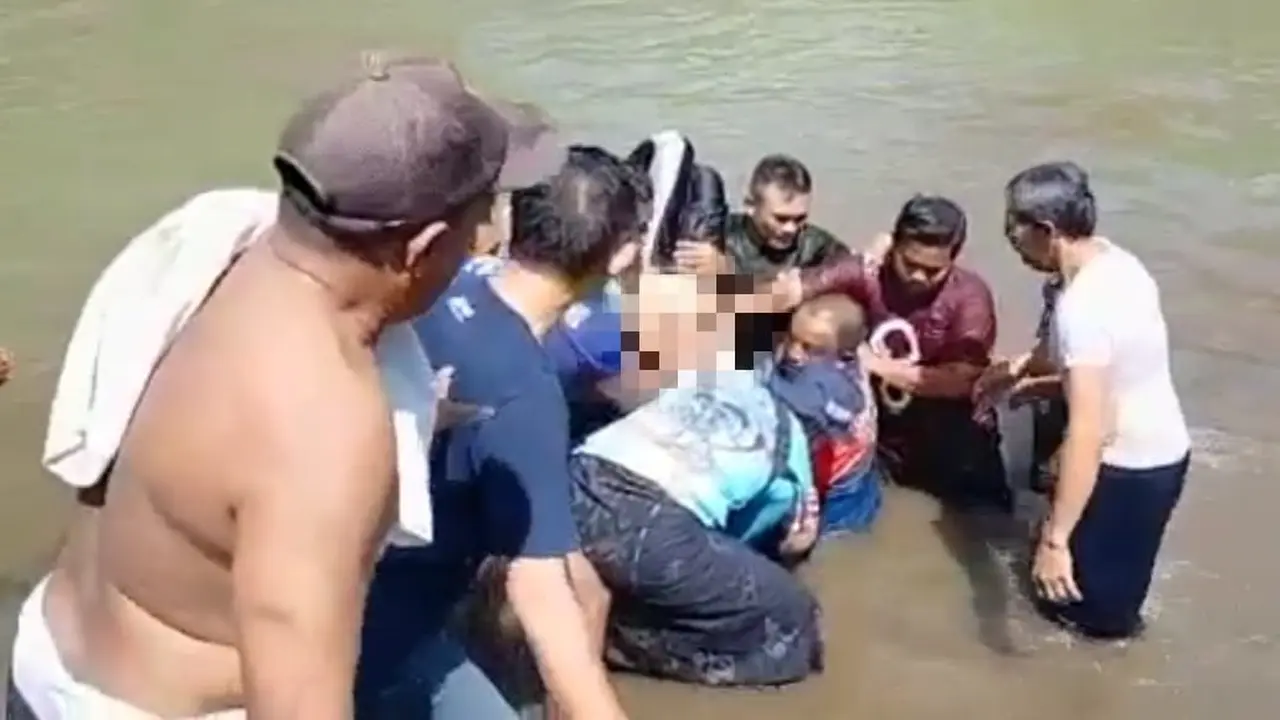 Jasad  Alfin  dievakuasi dari dasar Sungai Bedadung. (Istimewa)