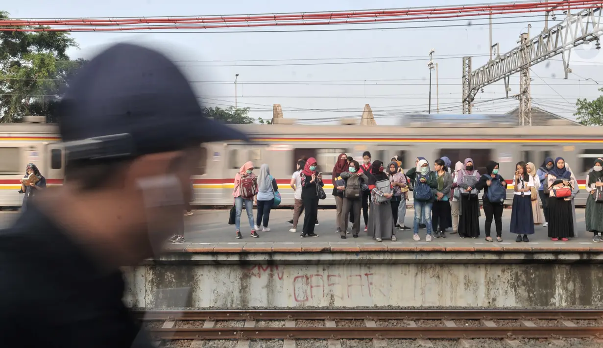 Calon penumpang menunggu kedatangan kereta api di Stasiun Manggarai, Jakarta, Rabu (9/10/2019). Kasubag Humas Direktorat Jenderal Perkeretaapian Kemenhub Supandi mengatakan pelayanan KA jarak jauh rencananya akan dipindahkan dari Stasiun Gambir ke Stasiun Manggarai. (merdeka.com/Iqbal S. Nugroho)