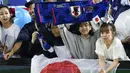Para suporter Jepang bereaksi setelah pertandingan play-off Piala Dunia 2022 antara Jepang dan Australia di Stadium Australia di Sydney, Kamis (24/3/2022). Jepang lolos ke putaran final Piala Dunia untuk ketujuh kalinya secara beruntun.  (AP Photo/Mark Baker)