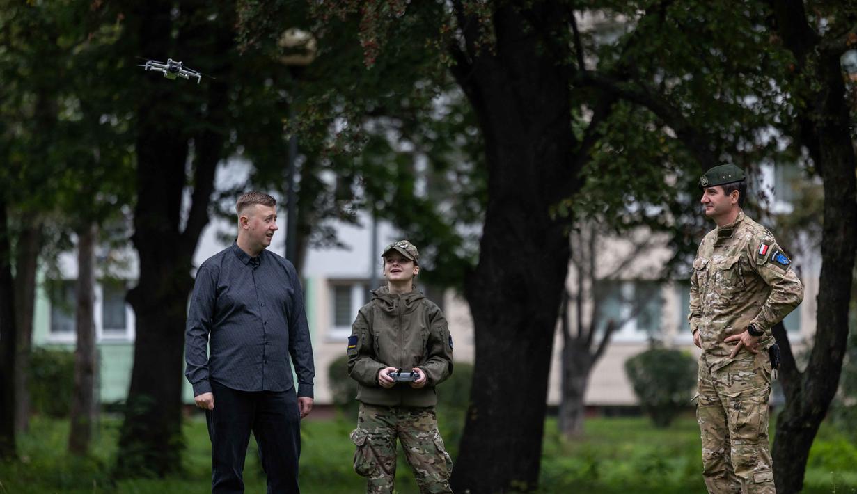 Sekolah militer di Legnica, Polandia, menggelar kursus menerbangkan pesawat tanpa awak atau drone bagi para mahasiswa dan pelajar di negara tersebut. (Wojtek RADWANSKI/AFP)