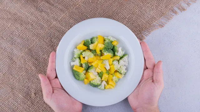 Trik memakai piring kecil untuk mengatur porsi makan