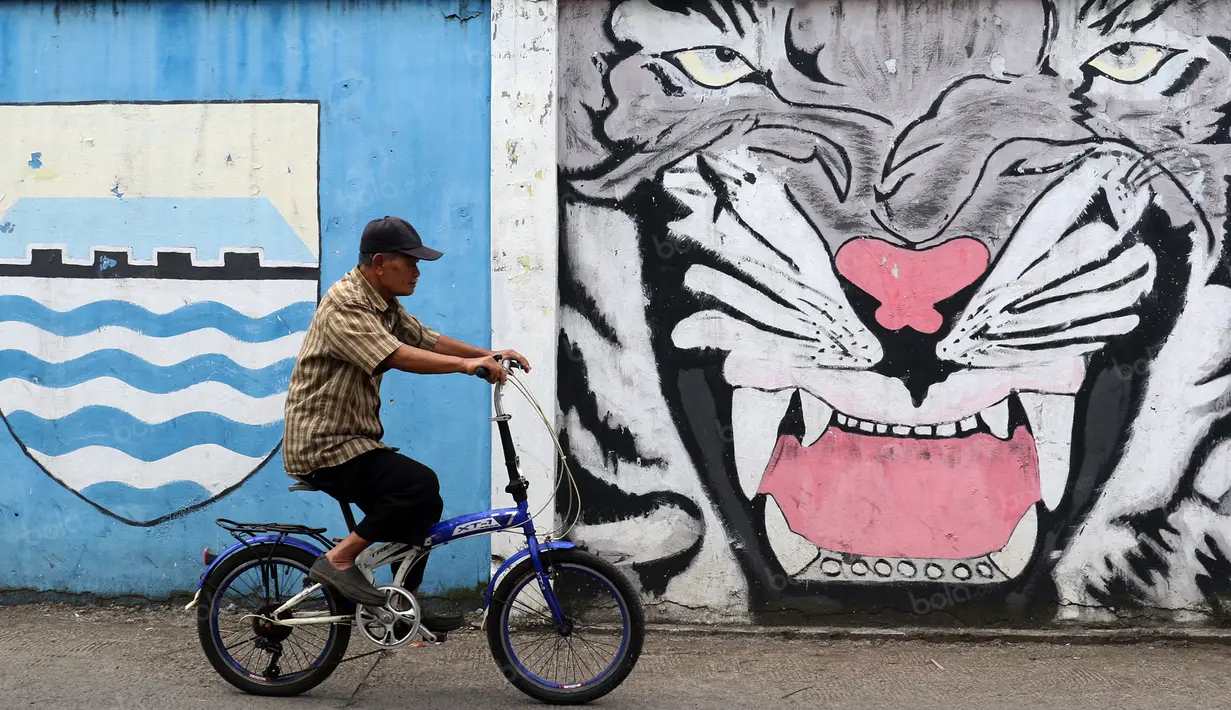 Maung Bandung siap mengaum dimanapun Persib Bandung berlaga sesuai dengan mural yang terpampang di Bandung. (Bola.com/Nicklas Hanoatubun)