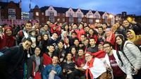 Para suporter Indonesia berfoto bersama dengan ganda putra Indonesia, Kevin Sanjaya Sukamuljo/Marcus Fernaldi Gideon, setelah final All England 2017, di Birmingham Inggris, Minggu (12/3/2017). (Istimewa/Adi Hersuni)