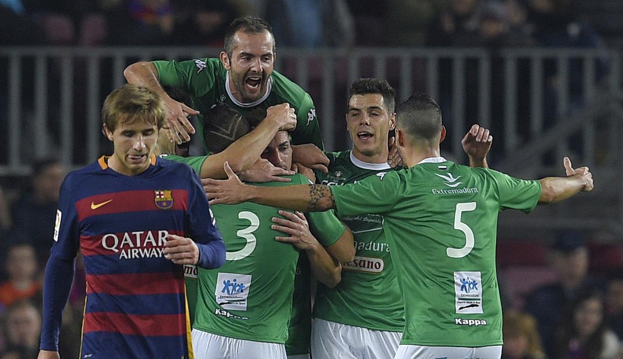 Para pemain Villanovense merayakan gol ke gawang Barcelona pada laga Copa del Rey (King's Cup) di Stadion Camp Nou, Barcelona, Kamis (3/12/2015).  (AFP Photo/Lluis Gene)