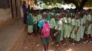 Sembilan pasang anak kembar berkumpul saat waktu istirahat di sekolah Methodist, kota Igbo Ora, Nigeria pada 3 April 2019. Studi yang dilakukan ginekolog dari Sierra Leone, Patrick Nylander, di Igbo-Ora terjadi tiga pasang kelahiran kembar lahir dalam setiap 19 kelahiran. (REUTERS/Afolabi Sotunde)