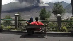 Wisatawan menyaksikan erupsi Gunung Bromo di kawasan Ngadisari, Probolinggo, Jawa Timur, Senin (25/3). Kawasan Gunung Bromo tetap aman dikunjungi wisatawan selama tidak memasuki jarak radius 1 kilometer dari kawah. (merdeka.com/Arie Basuki)