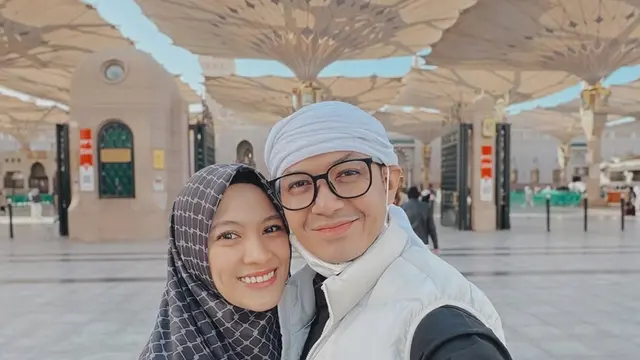 Potret Alyssa Soebandono dan Dude Harlino Umroh Bareng Anak, Si Kecil Baru 8 Bulan