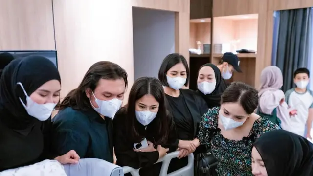 Potret Raffi Ahmad dan Nagita Slavina Jenguk Shandy Purnamasari yang Baru Lahirkan Anak Ketiga (credit: https://www.instagram.com/raffinagita1717/)