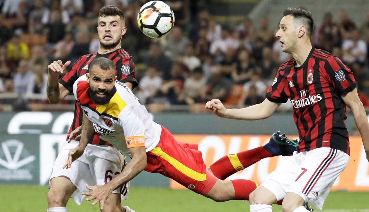 Aksi pemain Benevento, Sandro menyundul bola melewati adangan dua pemain AC Milan pada laga Serie A di San Siro stadium, Milan, (21/4/2018). AC Milan kalah 0-1. (AP/Luca Bruno)