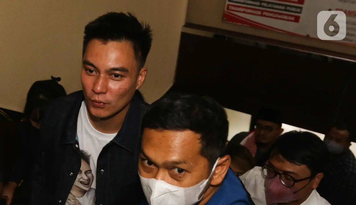 Baim Wong saat tiba di polres Jakarta Selatan, Jumat (7/10/2022). Baim Wong dan Paula Verhoeven terseret kasus ke kepolisian akibat konten prank KDRT. Adapun, Baim telah meminta maaf atas perbuatannya. (Liputan6.com/Herman Zakharia)