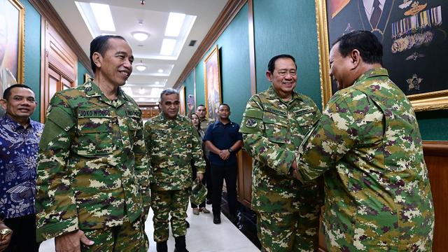 Presiden Prabowo Subianto bersama  Presiden keenam RI Susilo Bambang Yudhoyono (SBY) dan Presiden ketujuh RI Joko Widodo atau Jokowi