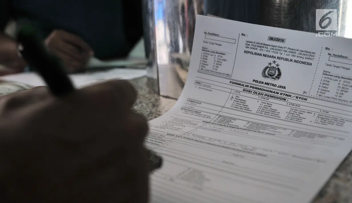 Warga mengisi formulir pendaftaran perpanjang pajak kendaraan bermotor di Samsat Jakarta Timur, Senin (2/7). Pemprov DKI menghapus denda Pajak Kendaraan Bermotor (PKB) dimulai dari 27 Juni hingga 18 Agustus 2018. (Merdeka.com/Iqbal S Nugroho)