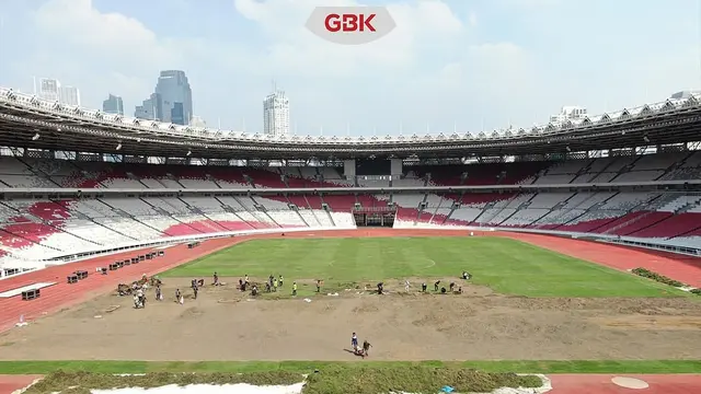 Renovasi lapangan Stadion Utama Gelora Bung Karno (SUGBK), Jakarta Pusat.