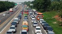 Tol Jakarta-Cikampek padat, Sabtu (21/12/2019). (Liputan6.com/Abramena)