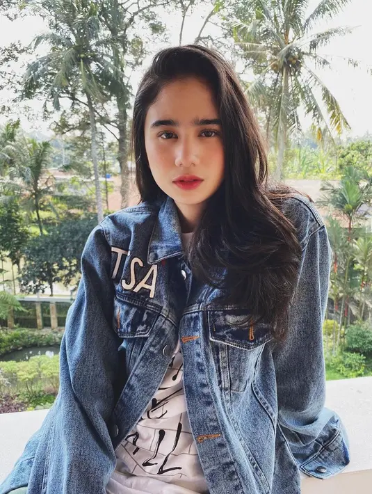Aktris sekaligus penyanyi ini rupanya memakai jaket denim di berbagai kesempatan. Seperti sedang santai, Tissa Biani memadukan denim dengan kaus berwarna putih. Penampilannya pun terlihat begitu kekinian.(Liputan6.com/IG/@tissabiani)